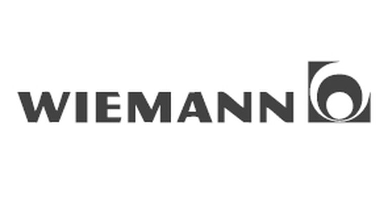 Weißes Bild mit Schriftzug "Wiemann"